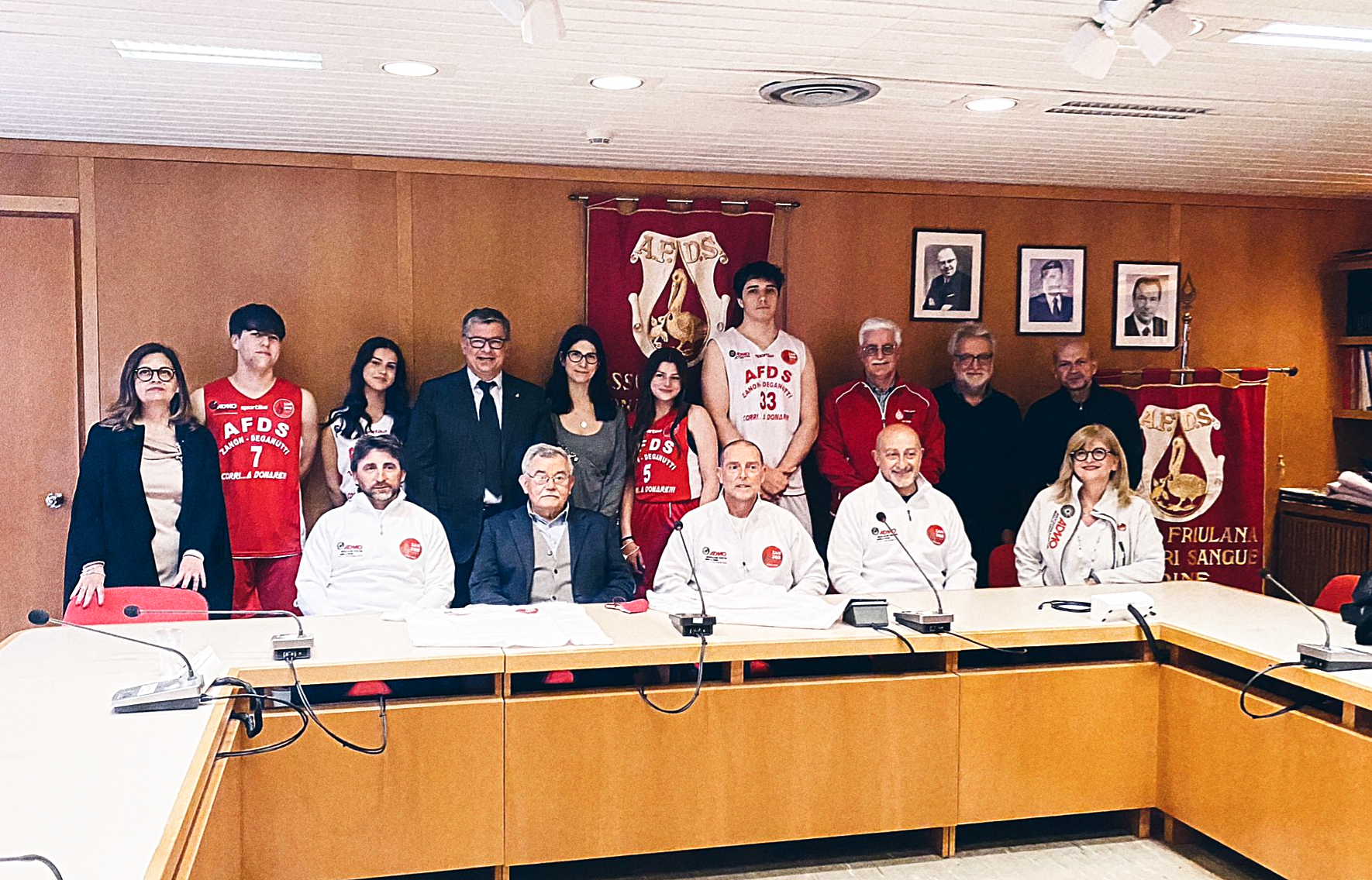 Foto di gruppo dei membri dell'AFDS e dei giocatori delle scuole